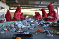 Praca Anglia dla Polaków przy recyklingu od zaraz St Albans na linii produkcyjnej